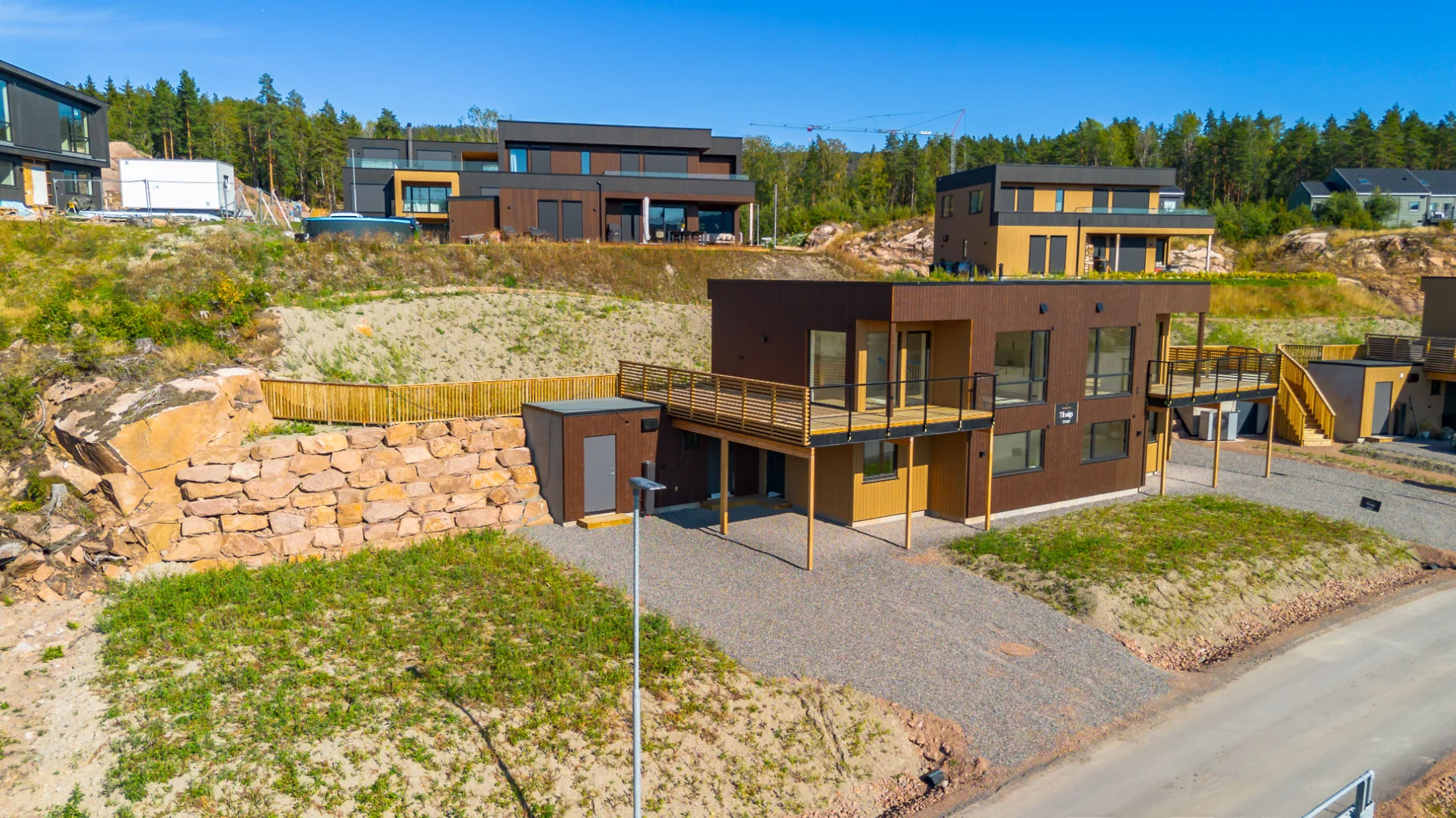 Moderne stue med store vinduer og utsikt i ny bolig