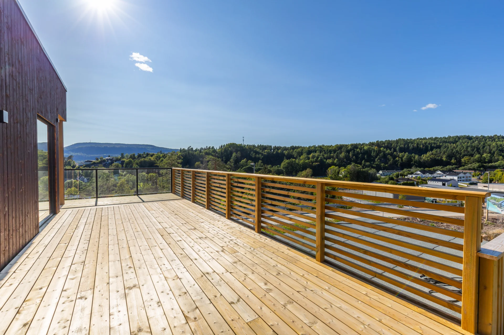 Stor, solrik terrasse på tomannsbolig i Vestfold